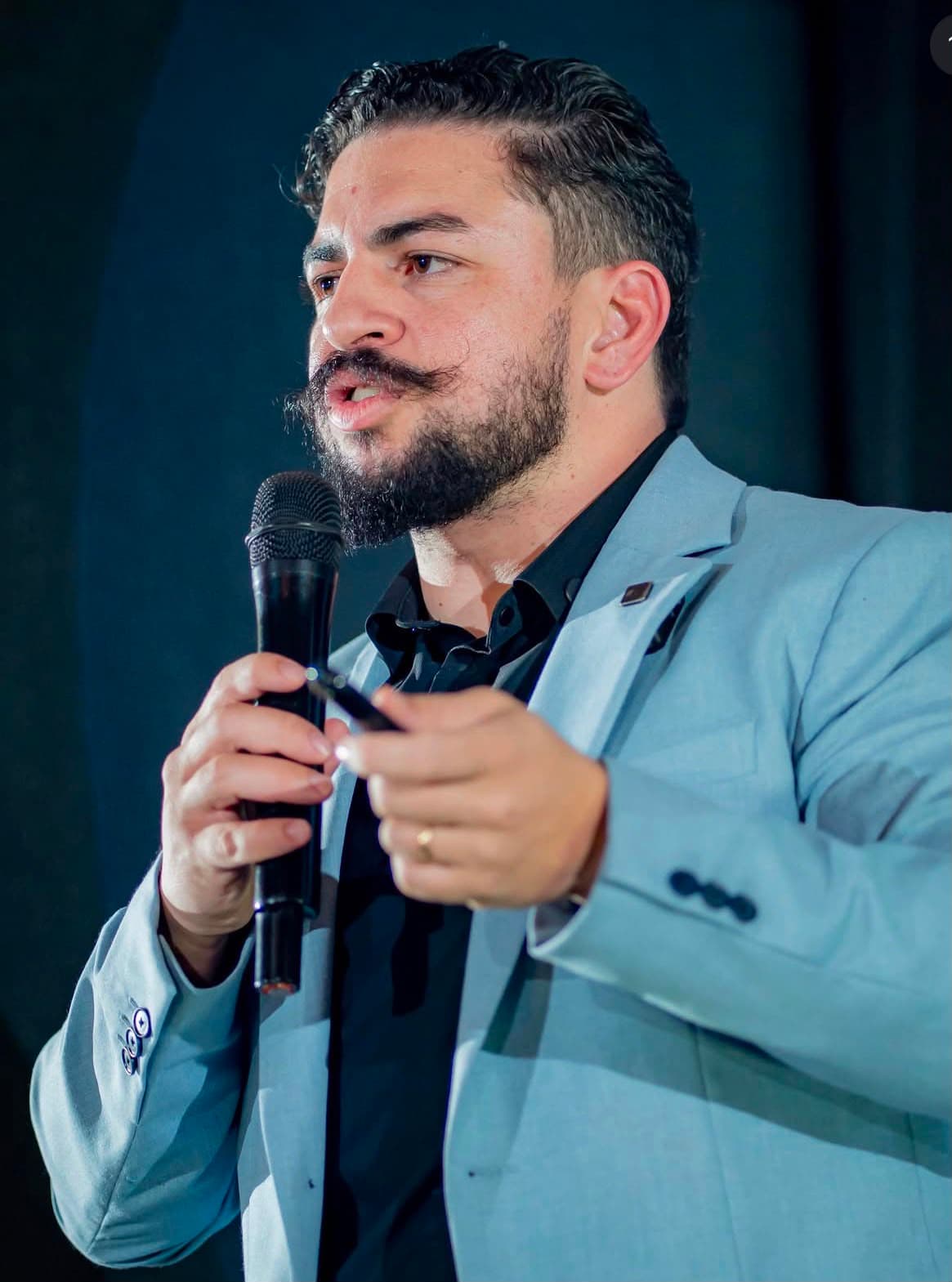 Rubney L. Belloni falando ao público