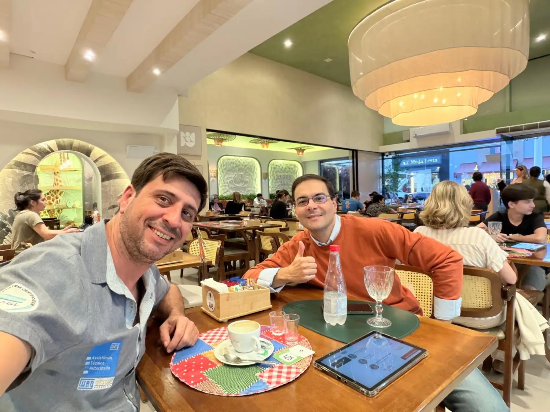 Sócios do No Front Scale em um café de negócios