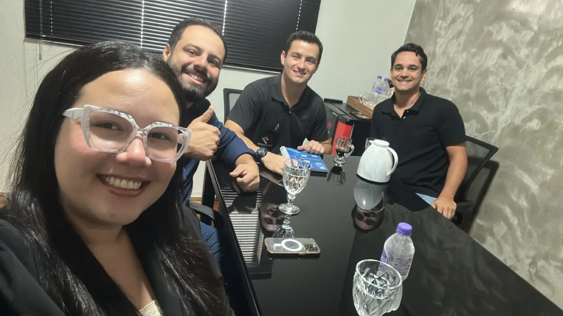 Sócios do No Front Scale reunidos ao redor de uma mesa