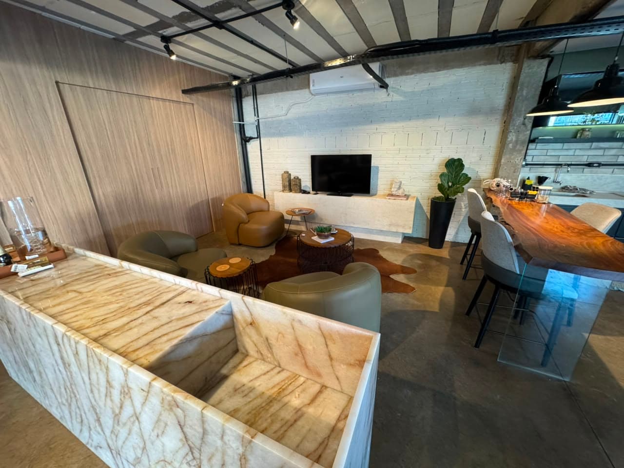 Lounge e cozinha da sede do No Front Scale