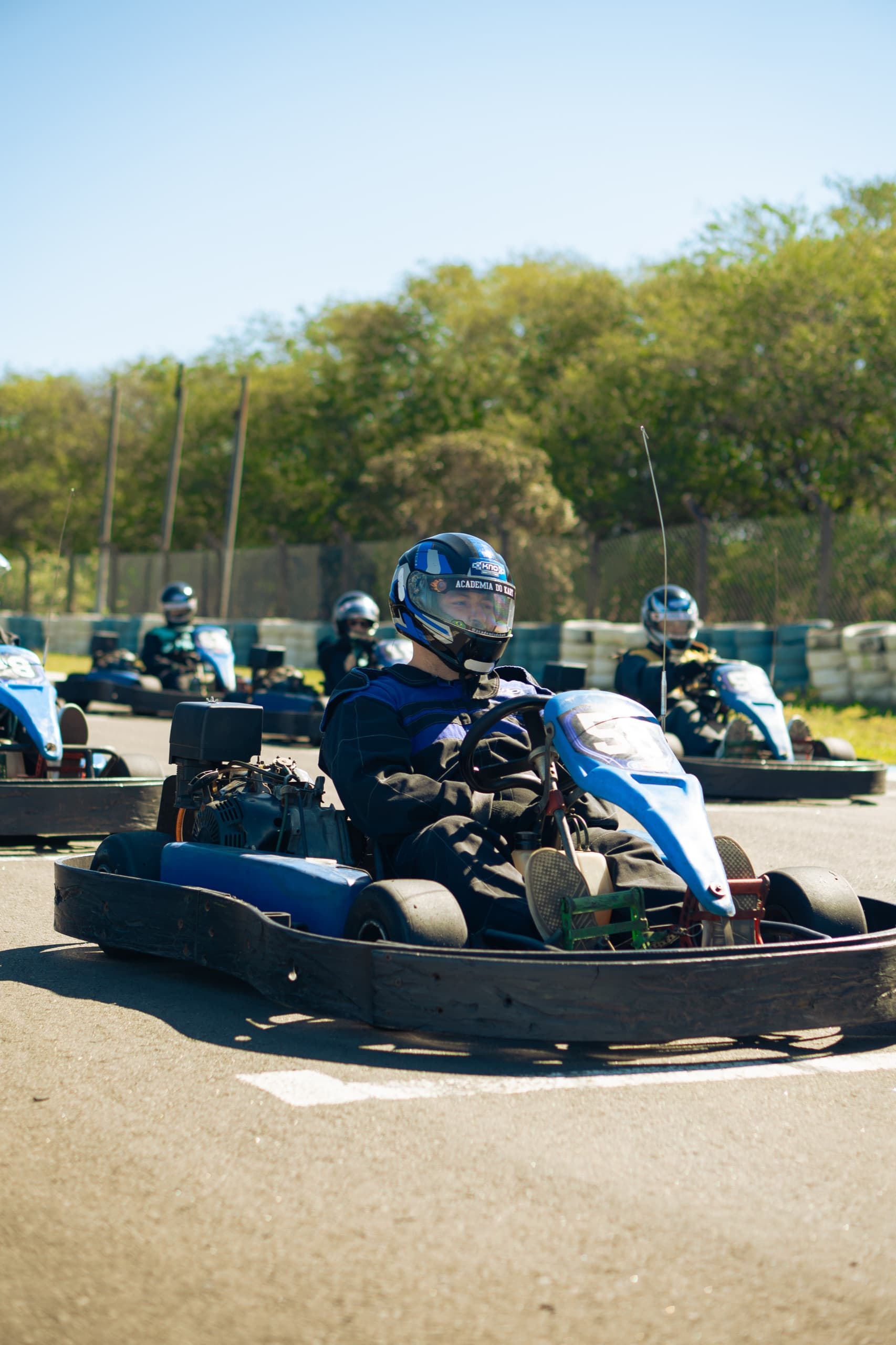 Piloto durante uma experiência de kart do No Front