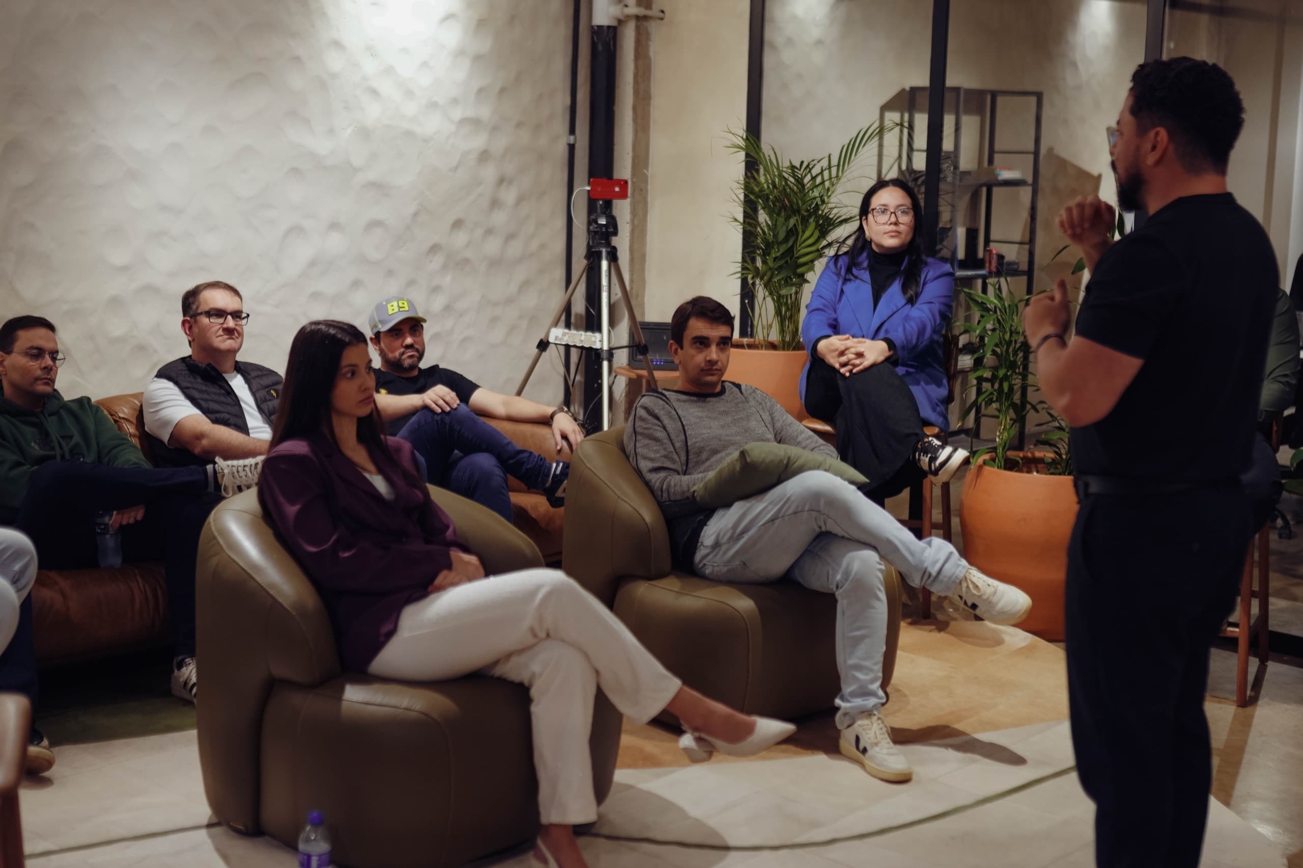 Sócios atentos durante um encontro do Conselho No Front