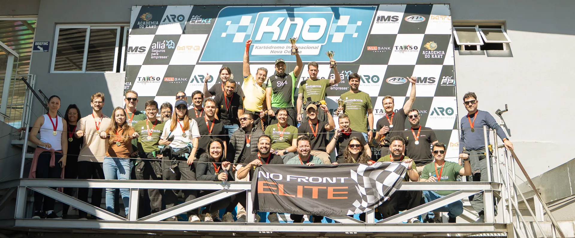 Grupo do No Front reunido no kartódromo