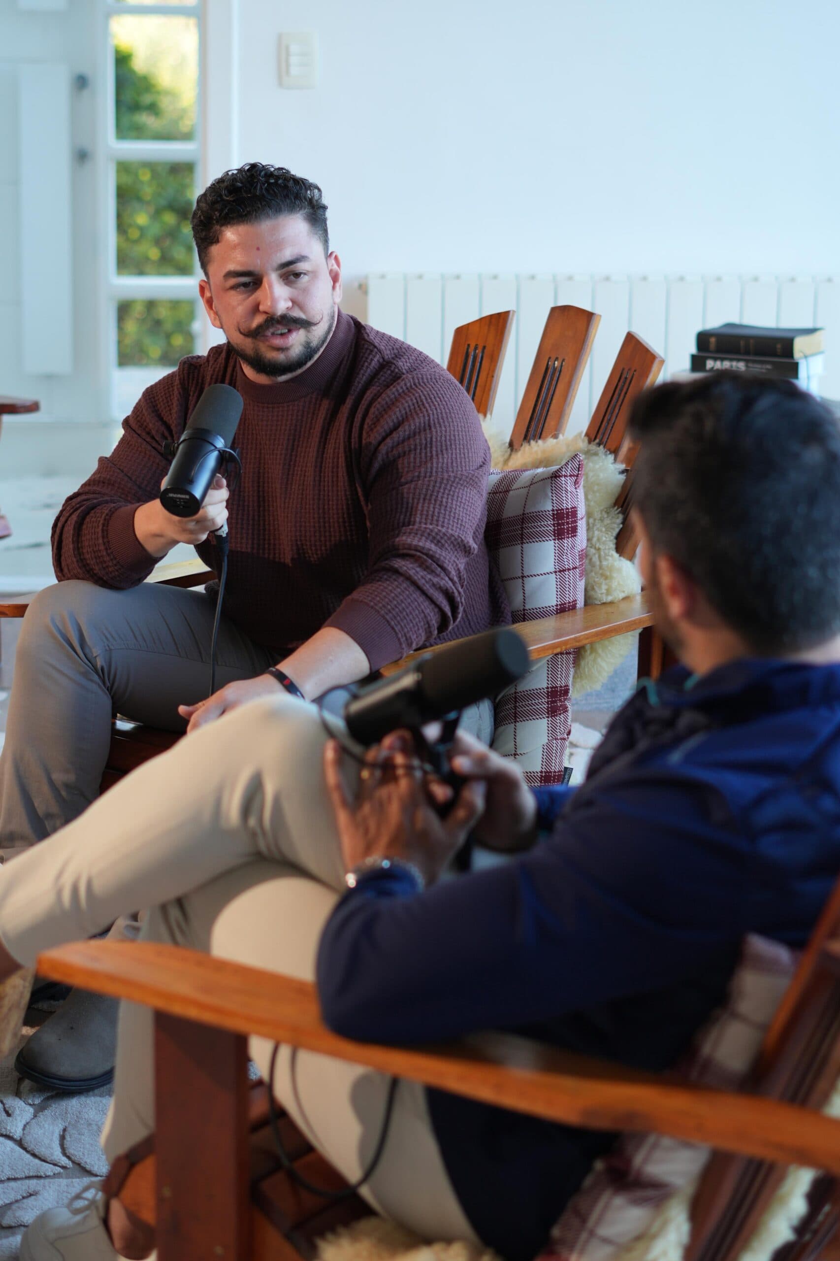 Conversa entre empresários durante um encontro