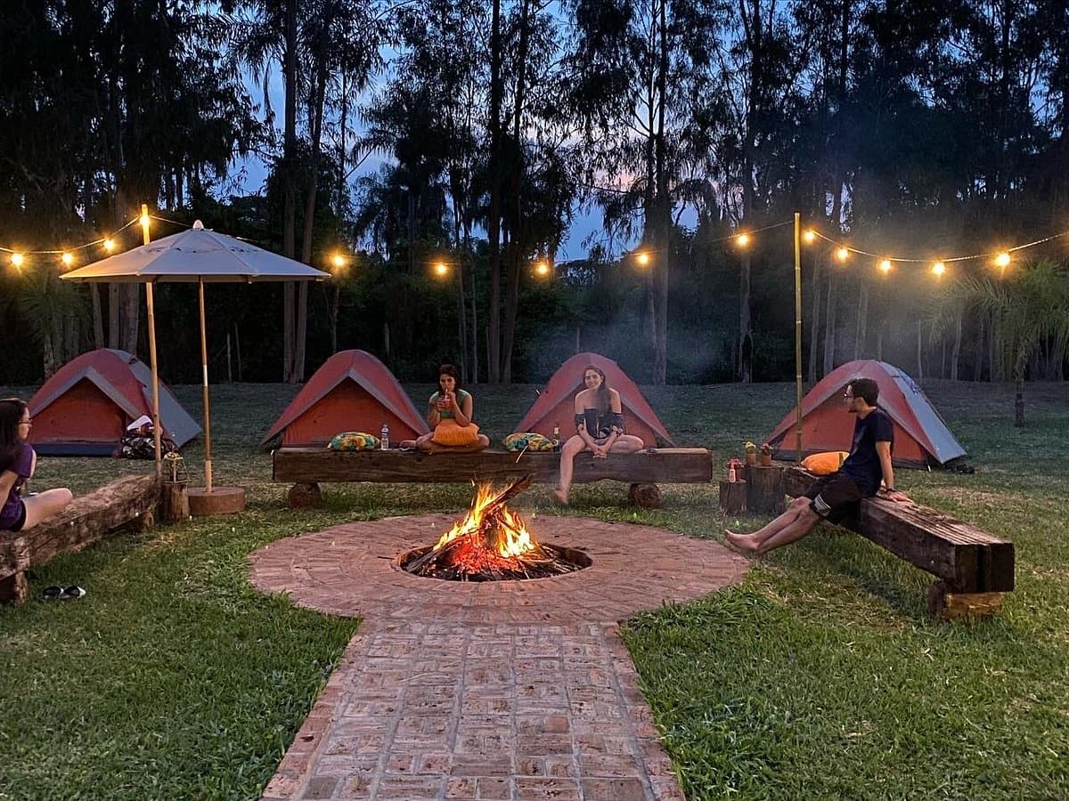 Empresários reunidos ao redor do fogo em uma experiência do No Front