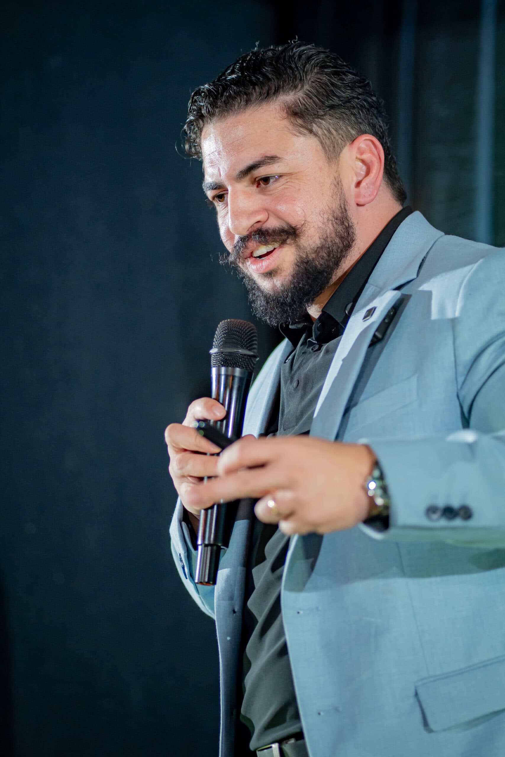 Rubney L. Belloni conduzindo uma conversa no palco